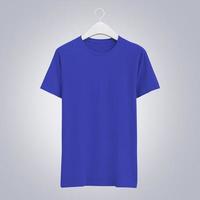 maqueta azul de camiseta delantera colgante foto