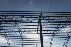 estructura de acero para la construcción de edificios en el fondo del cielo, concepto de fuerza, foto