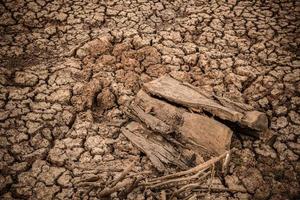 Seque la suciedad del suelo agrietado durante la sequía. foto