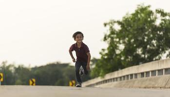 un niño pequeño corre a lo largo del puente. foto