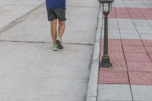 los corredores masculinos corren por las calles del parque, foto