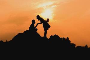 feliz pareja joven juntos contra la hermosa puesta de sol. libertad, foto