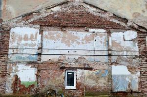 un rastro del edificio en ruinas en una pared de ladrillos. huella del antiguo edificio demolido en la pared de otra casa. foto