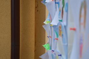 hojas de papel, notas, dibujos, documentos clavados en una pizarra, una pared como recordatorio, presentación de anuncios, programación y espacio para copiar. fondo, textura foto