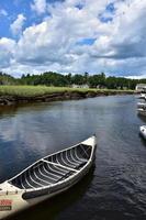 canoa a lo largo del río y la tierra pantanosa foto