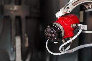 sensor de llama infrarrojo rojo en un sitio industrial. foto