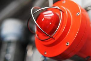 luz roja de advertencia de una baliza de emergencia en una instalación industrial. foto