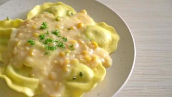 Ravioli-Nudeln mit Mais-Käse-Sauce video