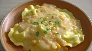 Ravioli-Nudeln mit Mais-Käse-Sauce video