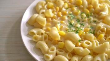 macarrones con queso cremoso de maíz en un plato video