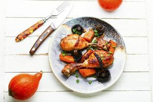 muslos de pollo en salsa de soja con calabaza foto