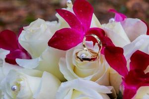 dama de honor o novia sosteniendo un ramo de rosas blancas y rosadas pálidas boda foto