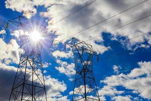 líneas eléctricas aéreas en un cielo nublado de invierno foto