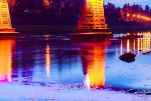 puente noche ciudad reflejada en agua uzhorod foto