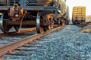 vagones de carga en la estación de tren foto