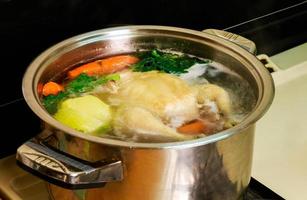 I make chicken broth in a pot, photo