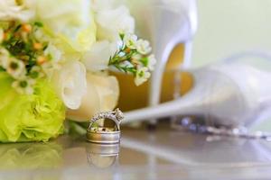 anillos de boda y alto foto