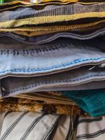 una pila ordenada de varias prendas y pantalones limpios después de planchar. foto