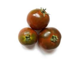 tomates príncipe negro sobre fondo blanco foto
