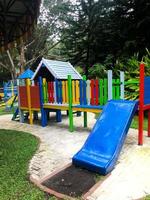 equipos de juegos modernos. moderno y colorido parque infantil en el patio del parque foto