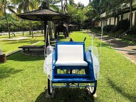 becak, rickshaw es un vehículo tradicional en indonesia. foto