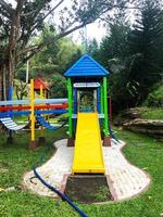 equipos de juegos modernos. moderno y colorido parque infantil en el patio del parque foto