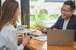 ley, consejo, acuerdo, contrato, abogado, asesoramiento en materia de litigios y firma de contratos como abogado para recibir quejas de hipotecas de viviendas y terrenos de los clientes. abogado de concepto foto