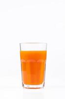jugo de calabaza en vidrio transparente aislado sobre fondo blanco. bebida vegetariana vegetal. alimentación saludable y dieta. foto
