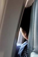 turista mirando por la ventana del avión foto