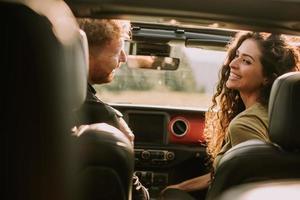 pareja divirtiéndose en roadtrip foto