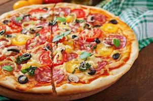 pizza con salami, tomate, queso y aceitunas