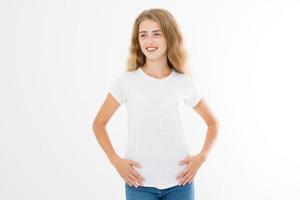 joven rubia caucásica aislada sobre fondo blanco. copie el espacio Bosquejo. camiseta blanca de plantilla en blanco de ropa de mujer de verano. piel perfecta. concepto de maquillaje y cuidado de la piel. foto