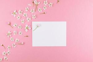 maqueta de marco en blanco con flores blancas foto