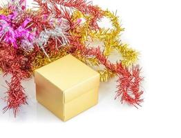 decoración navideña con caja de regalo y rama de abeto foto