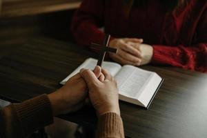 los cristianos son feligreses se unen para orar y buscar las bendiciones de dios, la santa biblia. foto