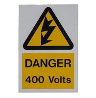 Señal de peligro de 400 voltios aislada sobre blanco foto