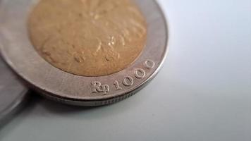 moneda de mil rupias de indonesia con el símbolo del aceite de palma aislado en fondo blanco, diterbitkan oleh bank indonesia pada tahun 1993 foto