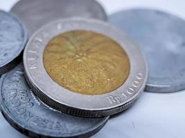 moneda de mil rupias de indonesia con el símbolo del aceite de palma aislado en fondo blanco, diterbitkan oleh bank indonesia pada tahun 1993 foto