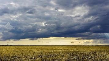 una imagen de un fondo de mal tiempo. cambio de clima foto