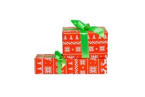 juego de navidad u otro regalo hecho a mano en papel rojo con cinta verde. aislado sobre fondo blanco, vista superior. concepto de caja de regalo de acción de gracias foto