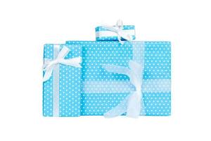 juego de navidad u otro regalo hecho a mano en papel azul con cinta blanca. aislado sobre fondo blanco, vista superior. concepto de caja de regalo de acción de gracias foto