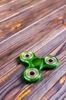 Primer plano de un fidget spinner verde foto