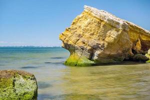 piedras en el agua a orillas del mar vacaciones de verano foto