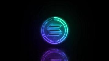neon brilhante símbolo solana criptomoeda. animação de introdução com reflexos no solo preto e conexões de circuito representando o blockchain. conceito de pagamentos digitais e dinheiro eletrônico. video