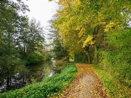 tiempo de otoño en un río en Alemania foto