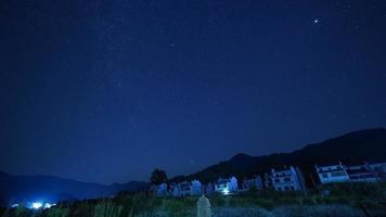 la vista del cielo nocturno oscuro con la vía láctea como fondo foto