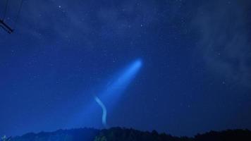 la vista del cielo nocturno oscuro con la vía láctea como fondo foto