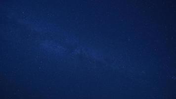 la vista del cielo nocturno oscuro con la vía láctea como fondo foto