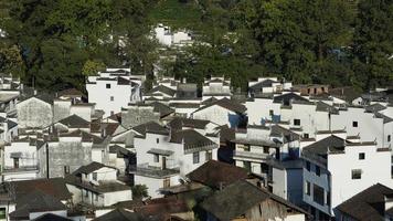 la hermosa vista del pueblo chino tradicional con la arquitectura clásica y árboles verdes frescos como fondo foto