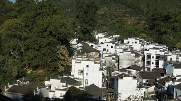 la hermosa vista del pueblo chino tradicional con la arquitectura clásica y árboles verdes frescos como fondo foto